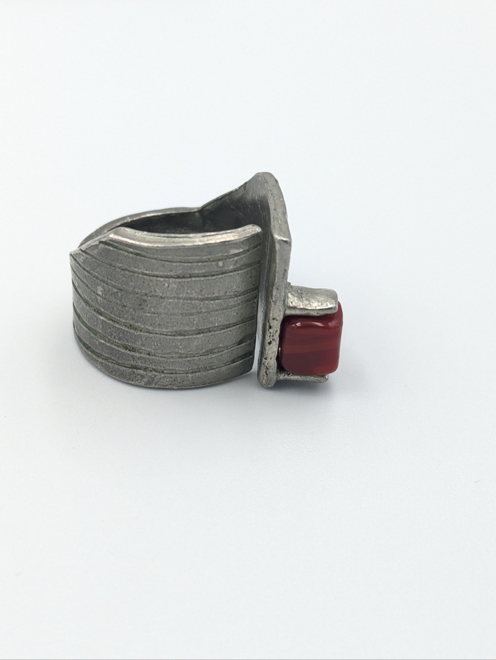 Signed modernist pewter and red glass cube ring - Picture 5 of 10